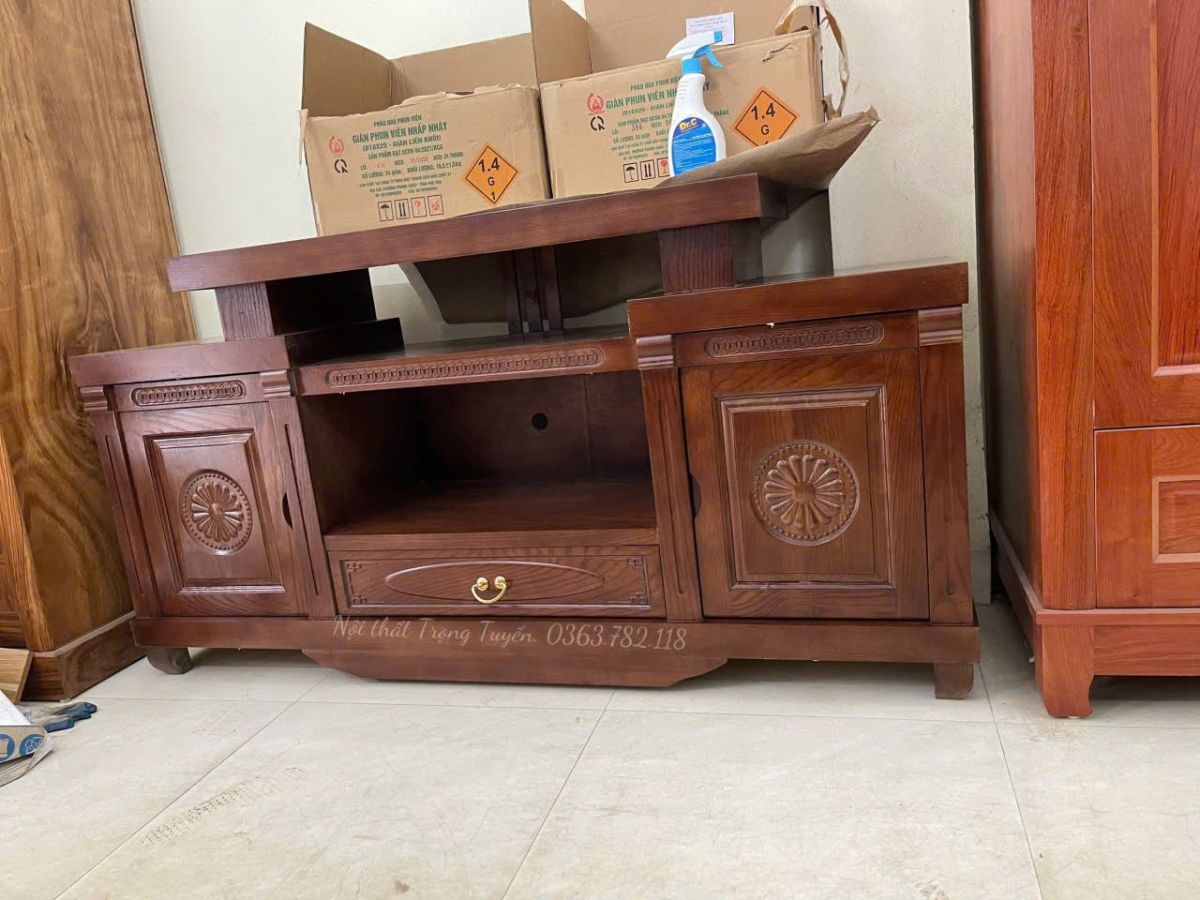 Kệ Tivi Gỗ Sồi Mẫu Nhô Giữa TT-KTV571